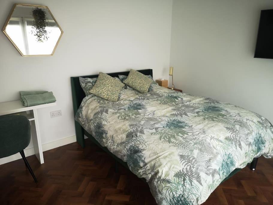 Stylish Apartment In Horsham With Parking And Own Entrance Dış mekan fotoğraf