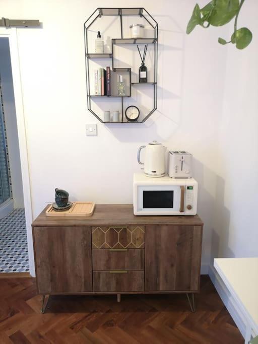Stylish Apartment In Horsham With Parking And Own Entrance Dış mekan fotoğraf