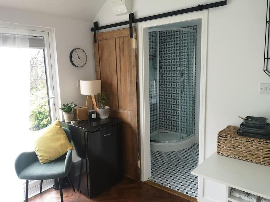 Stylish Apartment In Horsham With Parking And Own Entrance Dış mekan fotoğraf