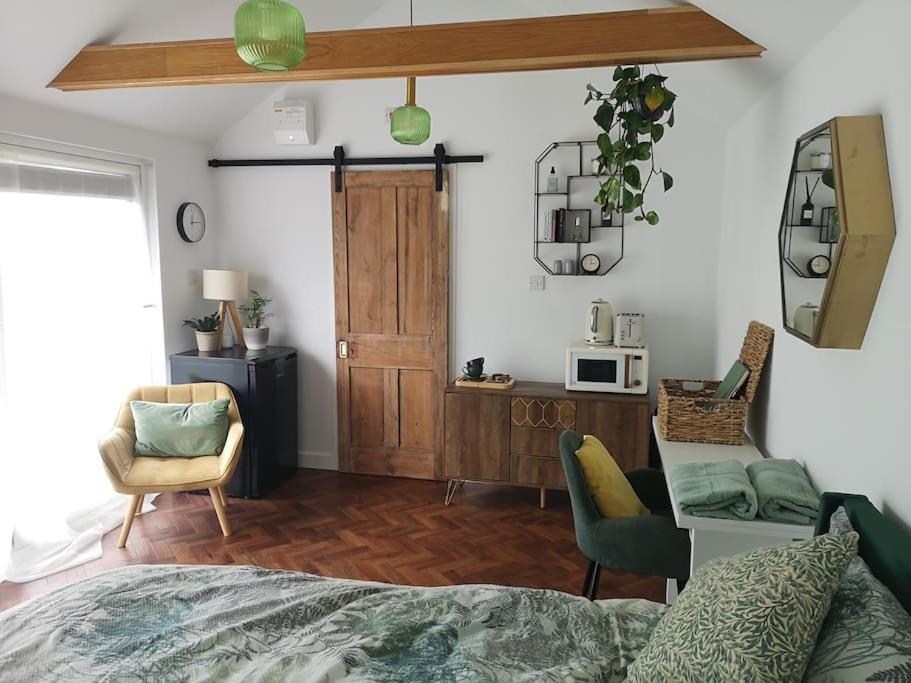 Stylish Apartment In Horsham With Parking And Own Entrance Dış mekan fotoğraf