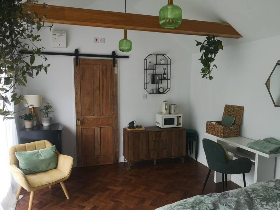 Stylish Apartment In Horsham With Parking And Own Entrance Dış mekan fotoğraf