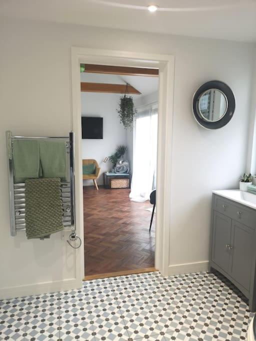 Stylish Apartment In Horsham With Parking And Own Entrance Dış mekan fotoğraf